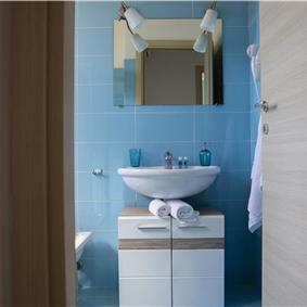 2 bedroom seaside apartments with shared pool, sleeps 4-5